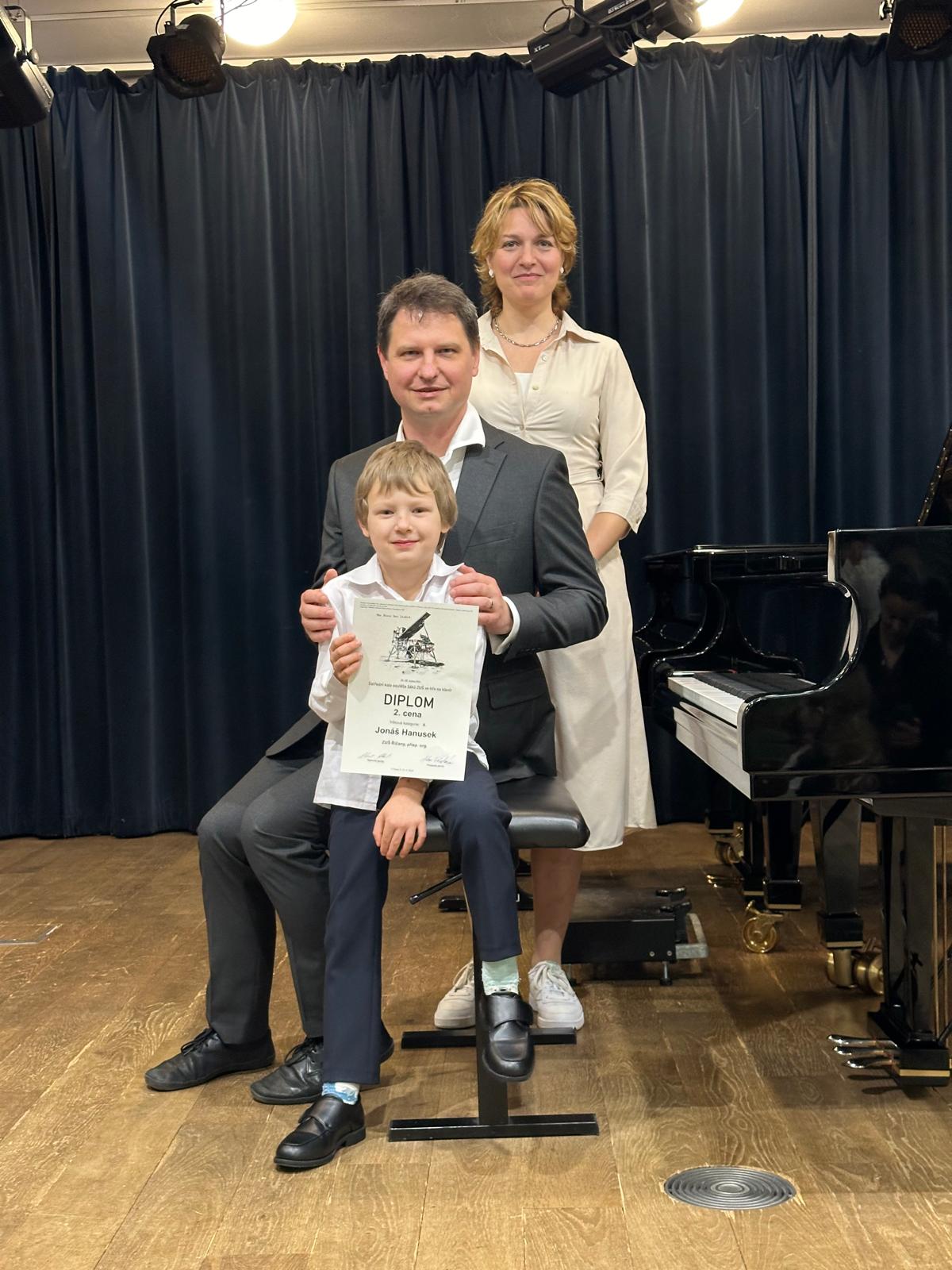 Jonáš Hanusek s tatínkem a pedagogem V. Bodovou